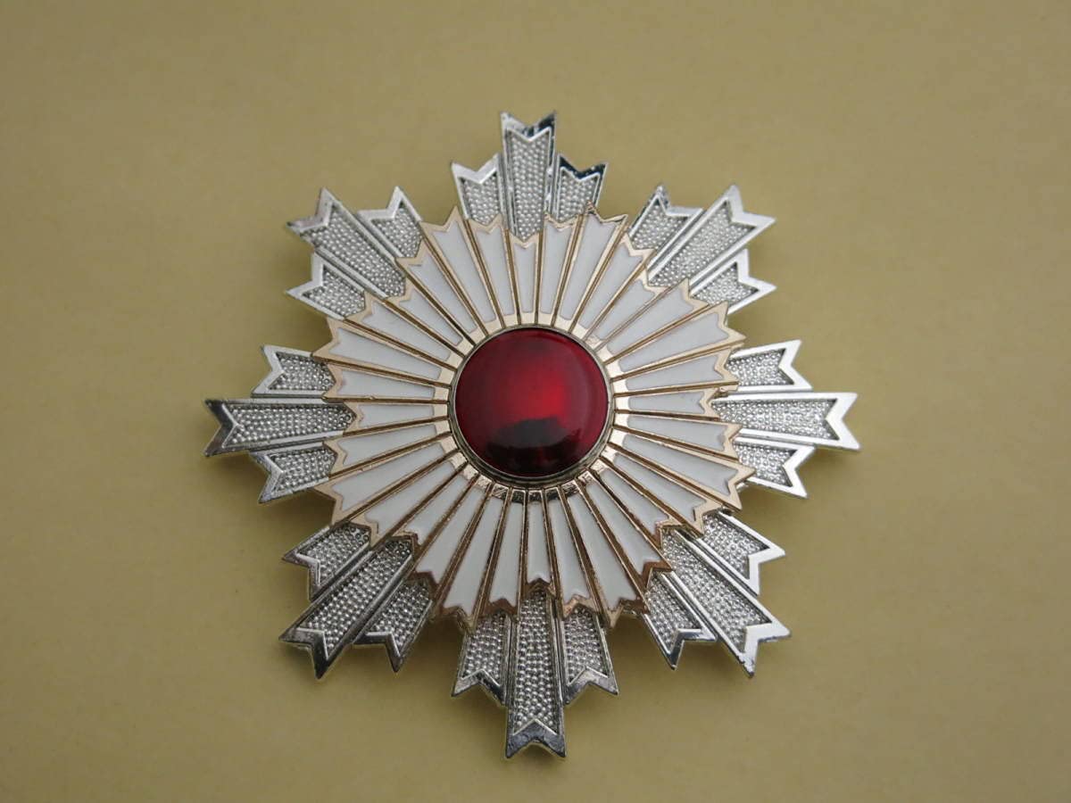 Amazon.co.jp: 勲二等旭日章 勲章 精密複製 日本陸海軍 大日本帝国
