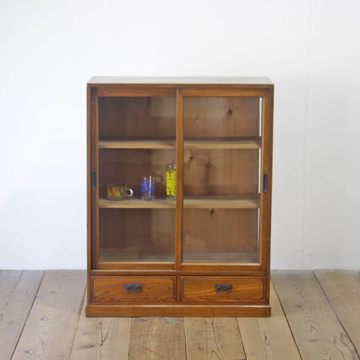 Amazon.co.jp: レトロ食器棚飾り棚本棚収納引き戸ガラス扉無垢材