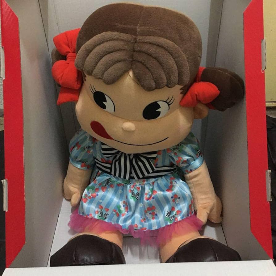 Amazon.co.jp: 不二家ペコちゃんジャンボぬいぐるみ : おもちゃ