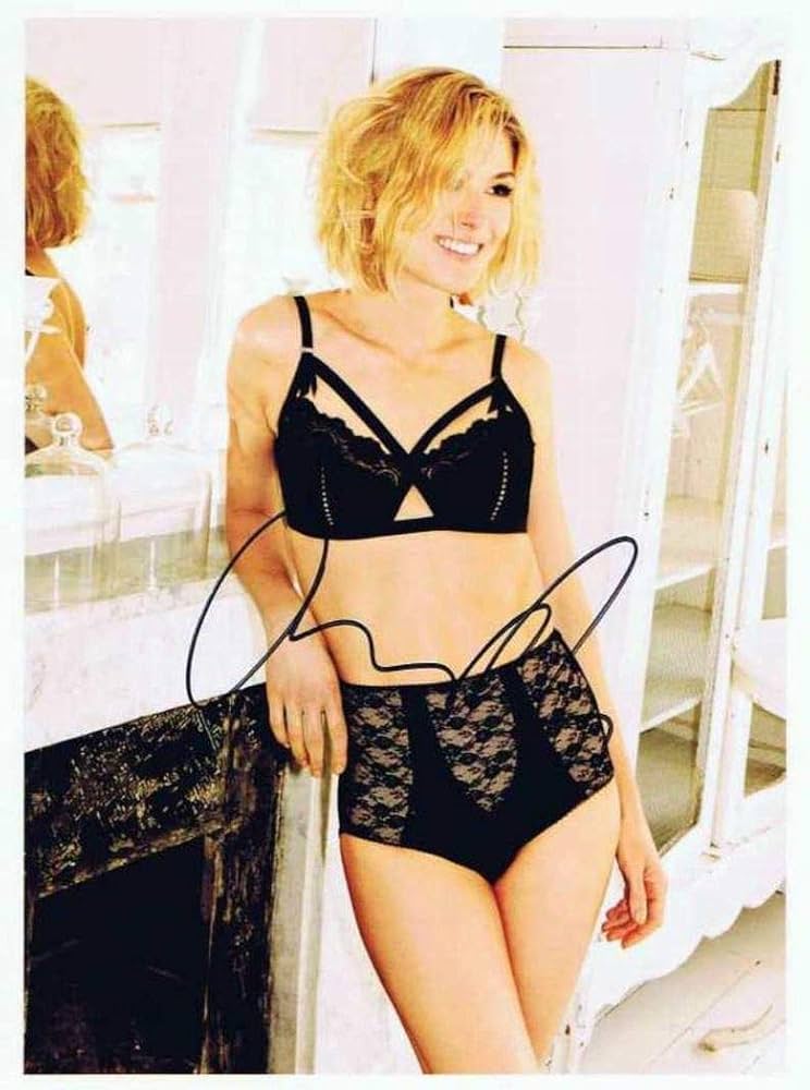 Amazon.co.jp: ◇直筆サイン ◇ロザムンド パイク ◇Rosamund Pike