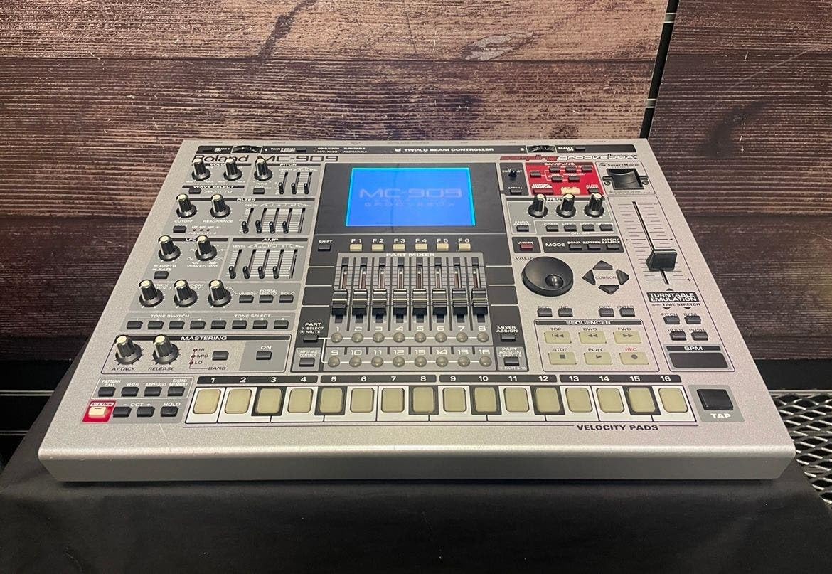Amazon.co.jp: Roland SAMPLING GROOVEBOX MC-909 : Computers
