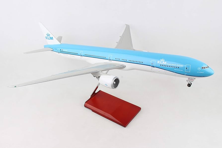 Amazon.com: Daron Skymarks KLM 777-300 1/100 with Wood Stand
