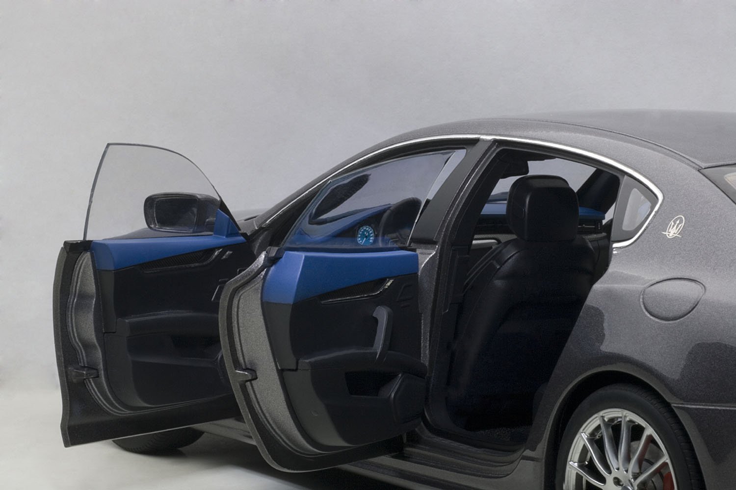 Amazon | AUTOart 1/18 マセラティ クアトロポルテ GT S (グレー) 完成