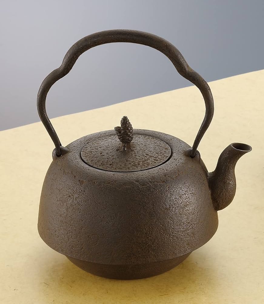 Amazon｜岩鋳 Iwachu 鉄瓶 23型南部肌(松ツマミ) 茶 1.9L 伝統工芸品