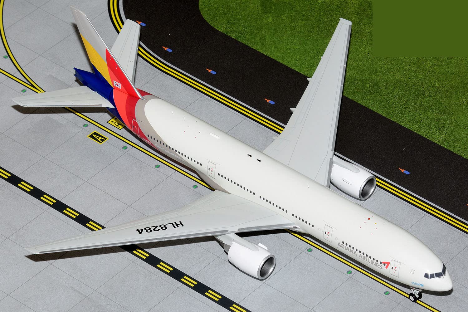 Amazon.com: GeminiJets G2AAR1018 Asiana Boeing 777-200ER HL8284