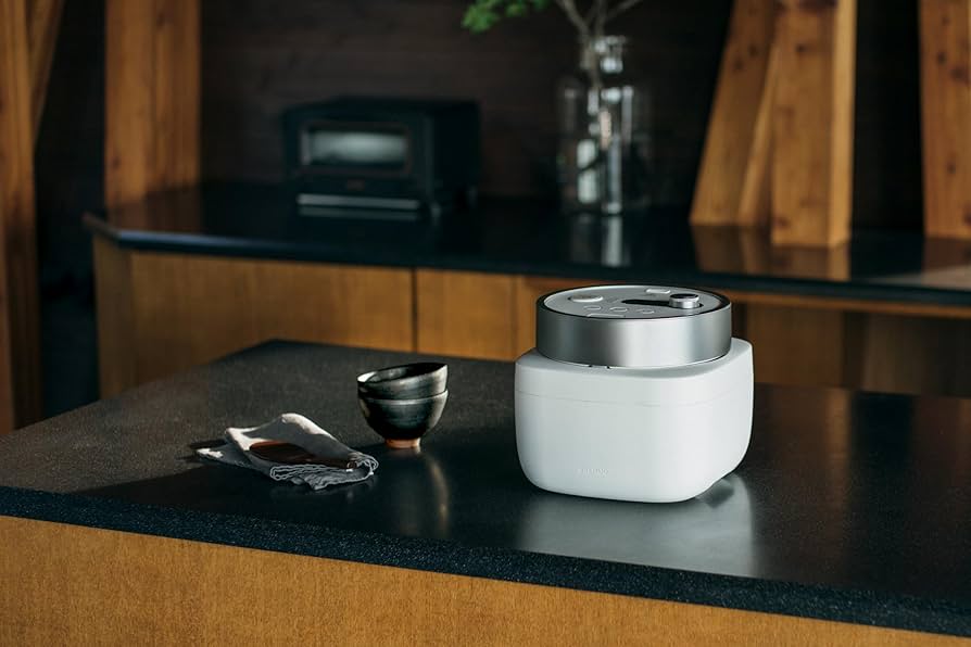 Amazon | バルミューダ ザ・ゴハン ホワイト 3合炊き 電気炊飯器