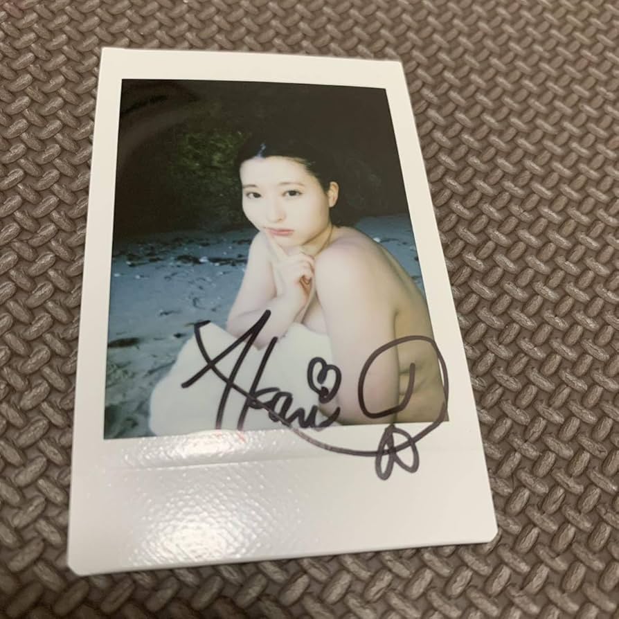 Amazon.co.jp: 桃果あかり Akari 直筆サイン入りチェキ : おもちゃ