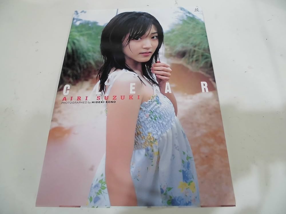 Amazon.co.jp: 鈴木愛理写真集「CLEAR」 (DVD付) : 河野 英喜: 本