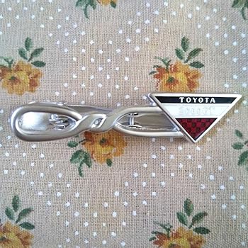 Amazon | トヨタ博物館 2000GTエンブレム シルバー ネクタイピン