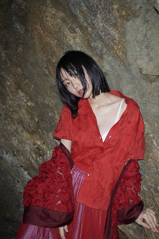 野口衣織ファースト写真集 君にしか教えない : Amazon.sg: Books