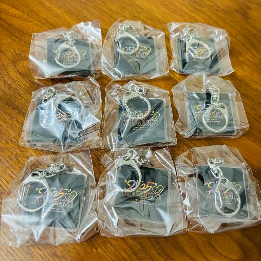 Amazon.co.jp: 倉木麻衣キーホルダー 9個 2525MUSEUM : おもちゃ