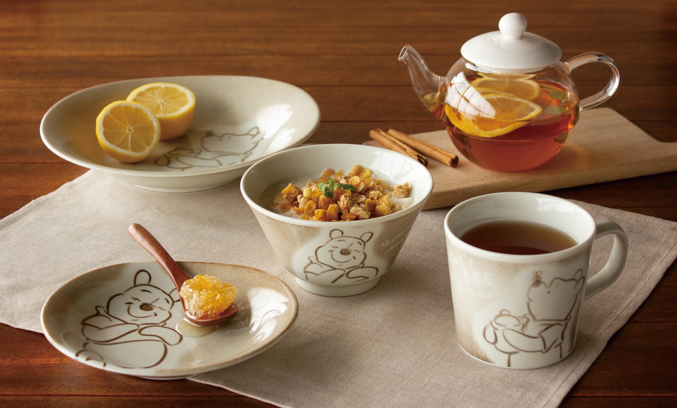 Amazon｜ディズニー 「 くまのプーさん 」 プーさん オーバルプレート