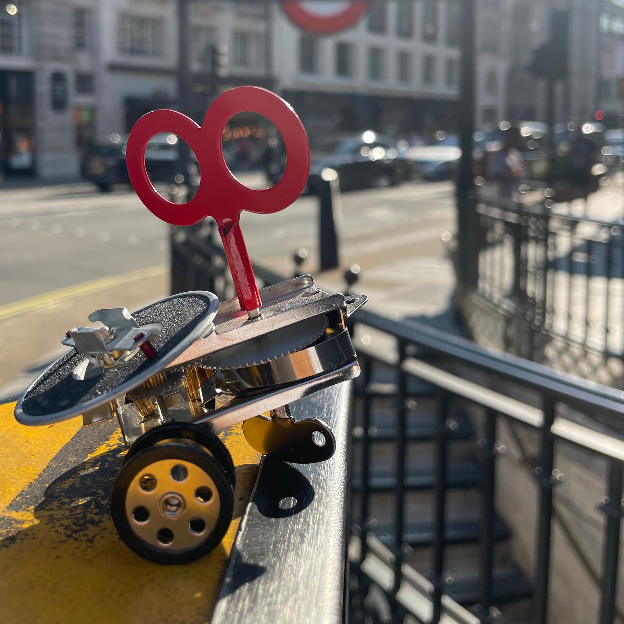 Amazon.com: Kikkerland Sparklz Wind Up Gear Box : Toys & Games