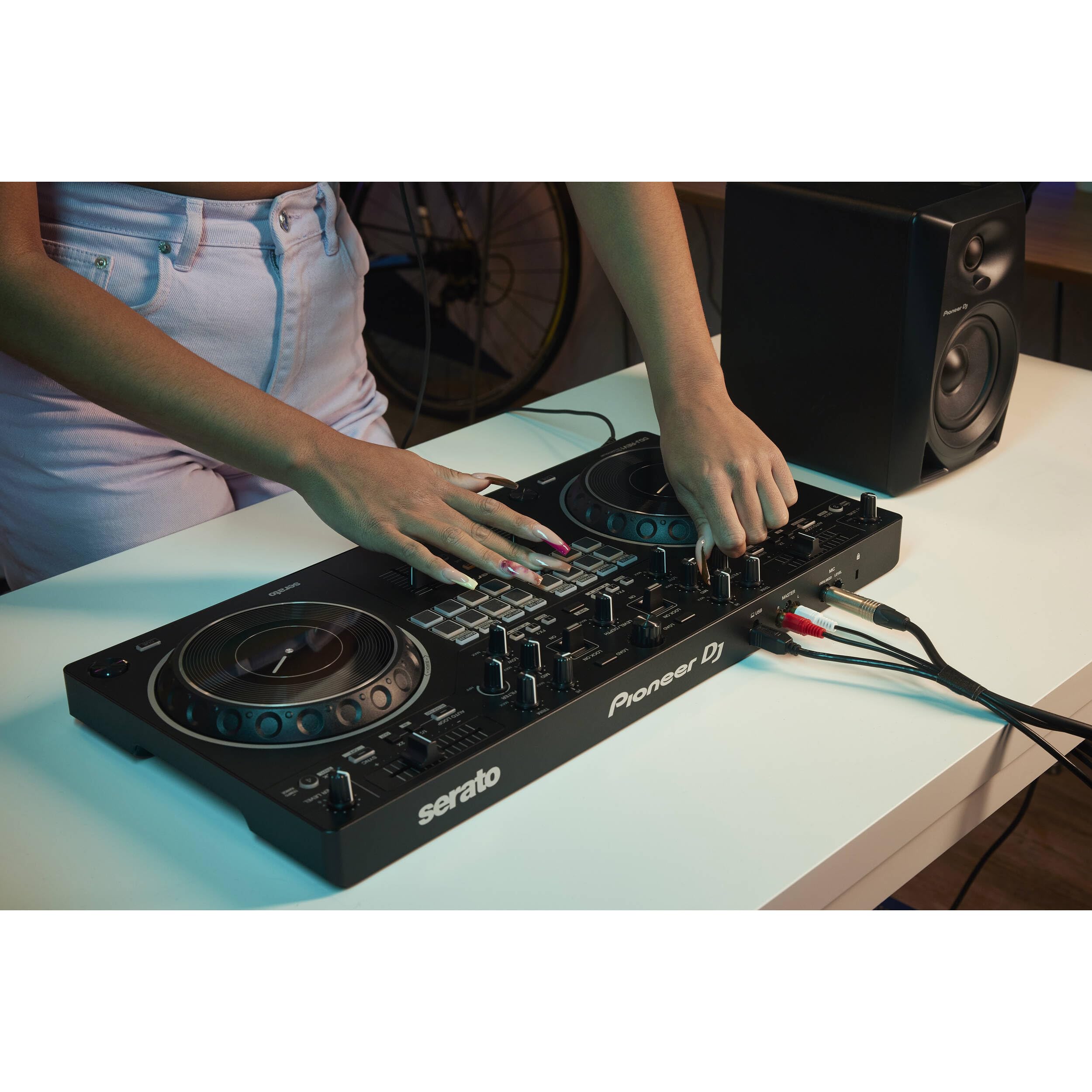 Amazon.com: Pioneer DDJ-REV1 DJ Controller Bundle with Essential
