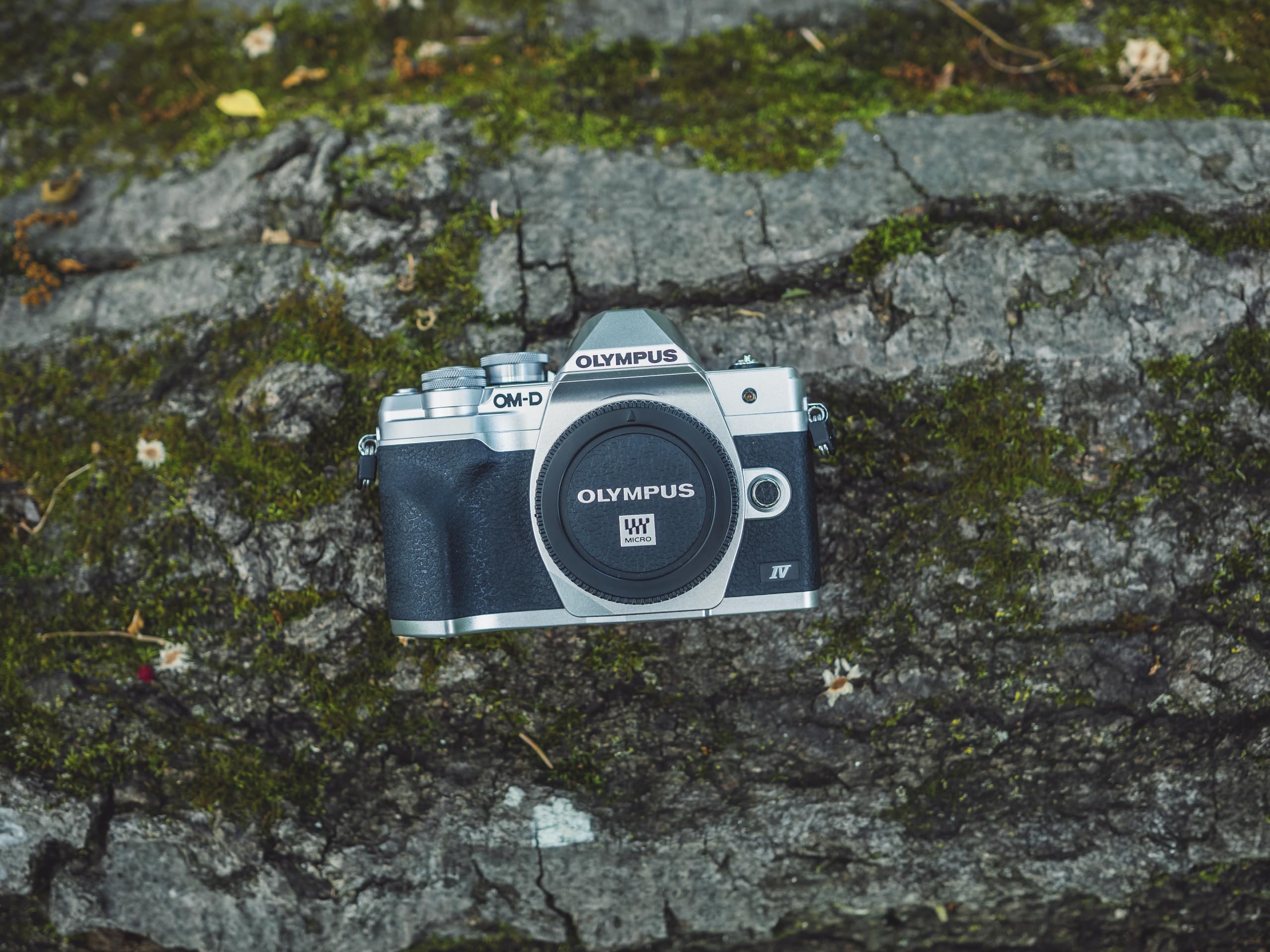 Amazon | OM SYSTEM OLYMPUS E-M10 Mark IV シルバー マイクロ フォー