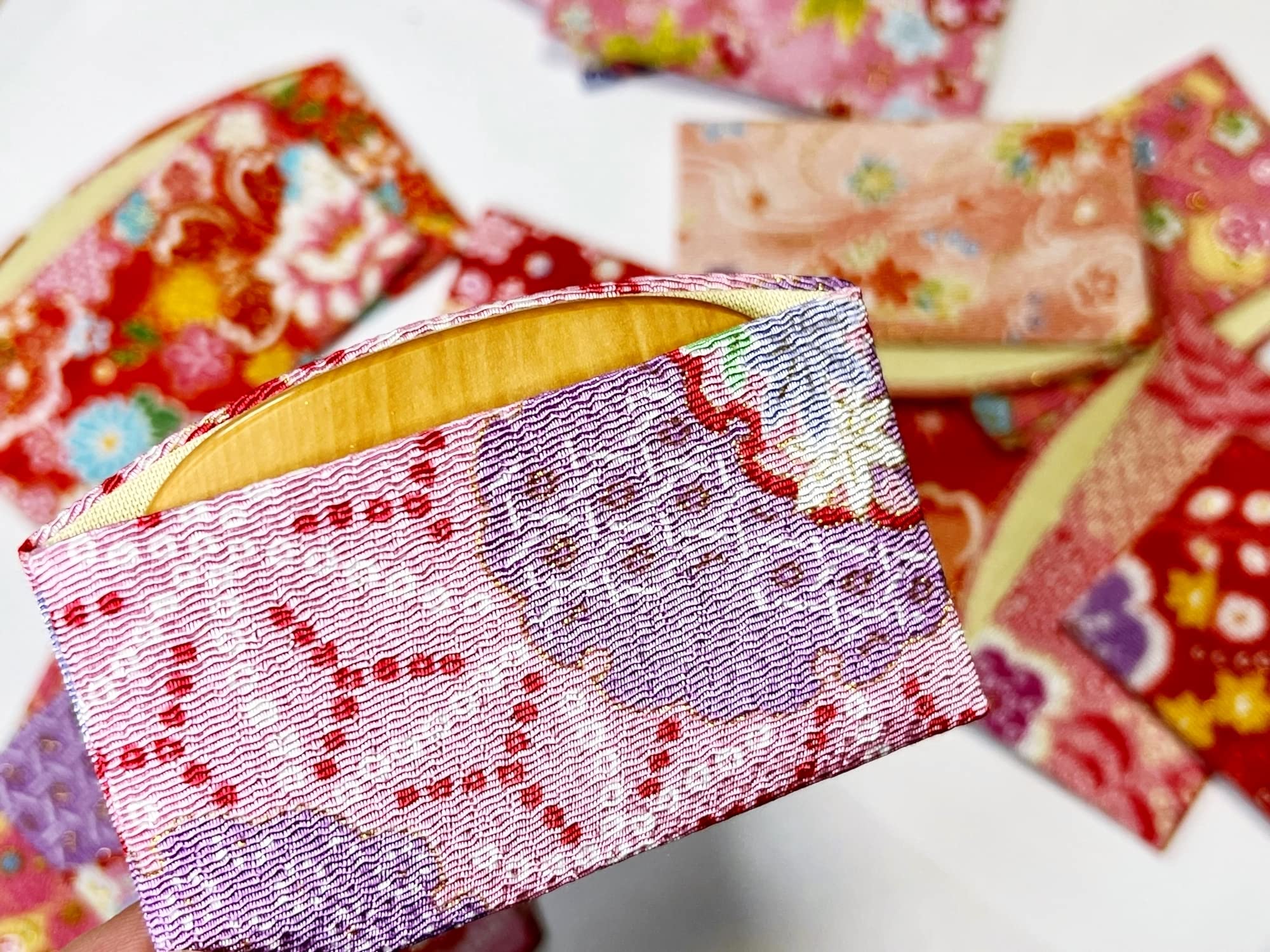 Amazon | 本つげ櫛 花櫛・小花～和柄（赤系）ケース付～ (#06（細歯