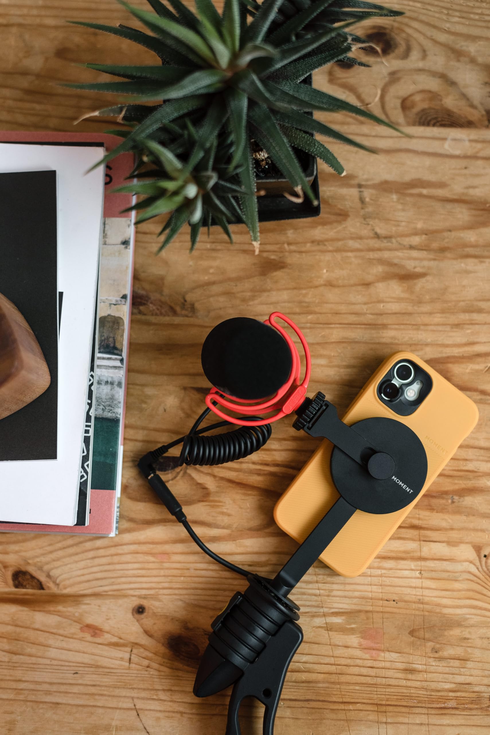 Amazon | Moment Pro Magsafe用三脚マウント(縦向きと横向)。 | Moment