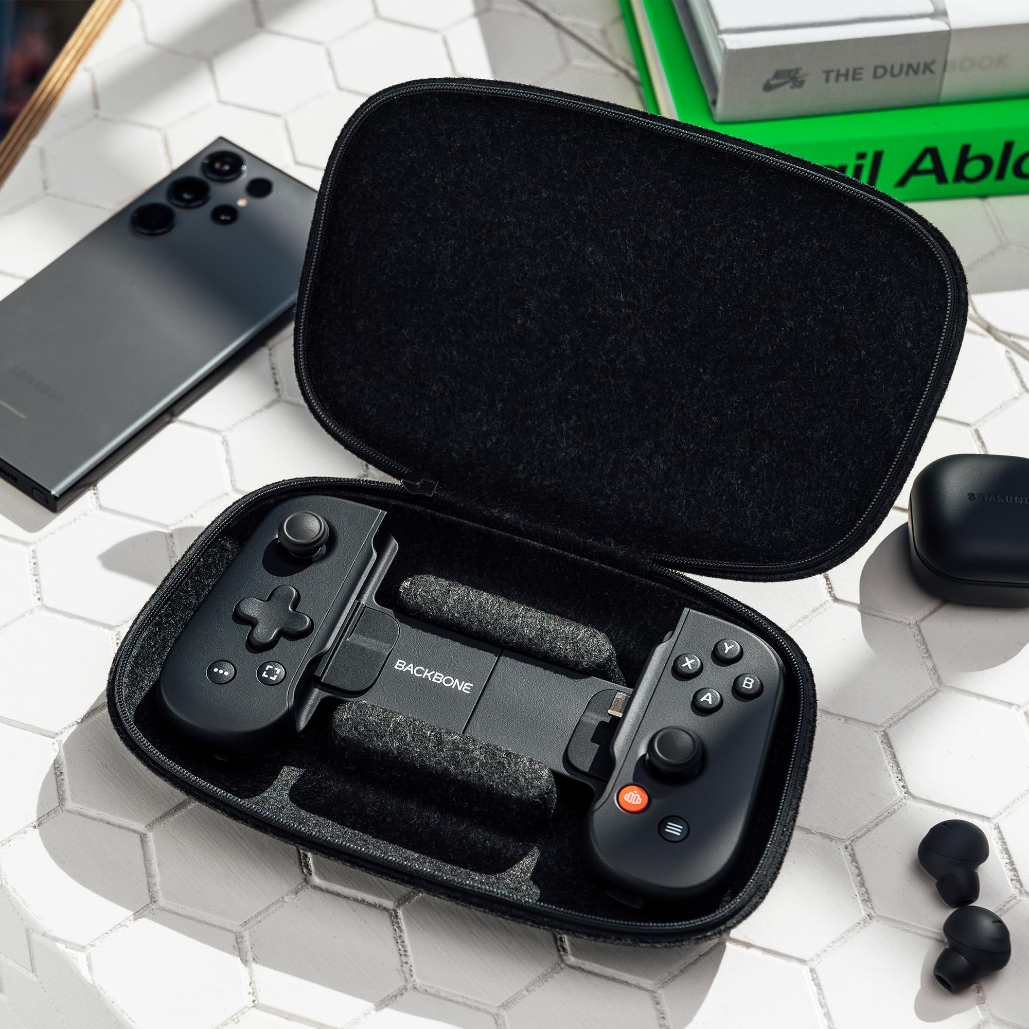 Amazon.co.jp: Backbone One Carrying Case - 自宅でも外出先でも