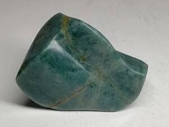 Amazon.co.jp: 青翡翠 83g 翡翠 原石 ヒスイ 鉱物 鑑賞石 糸魚川 水石