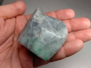Amazon.co.jp: 灰緑 169g M 翡翠 原石 ヒスイ 鉱物 鑑賞石 糸魚川 水石