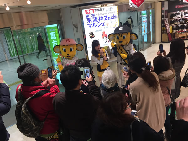 ニュース - グッズ - トラッキー販促部長が阪神百貨店梅田本店に登場