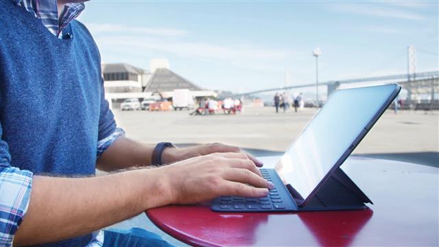 新iPad Pro、まだノートPCには代われず WSJ記者レビュー - WSJ