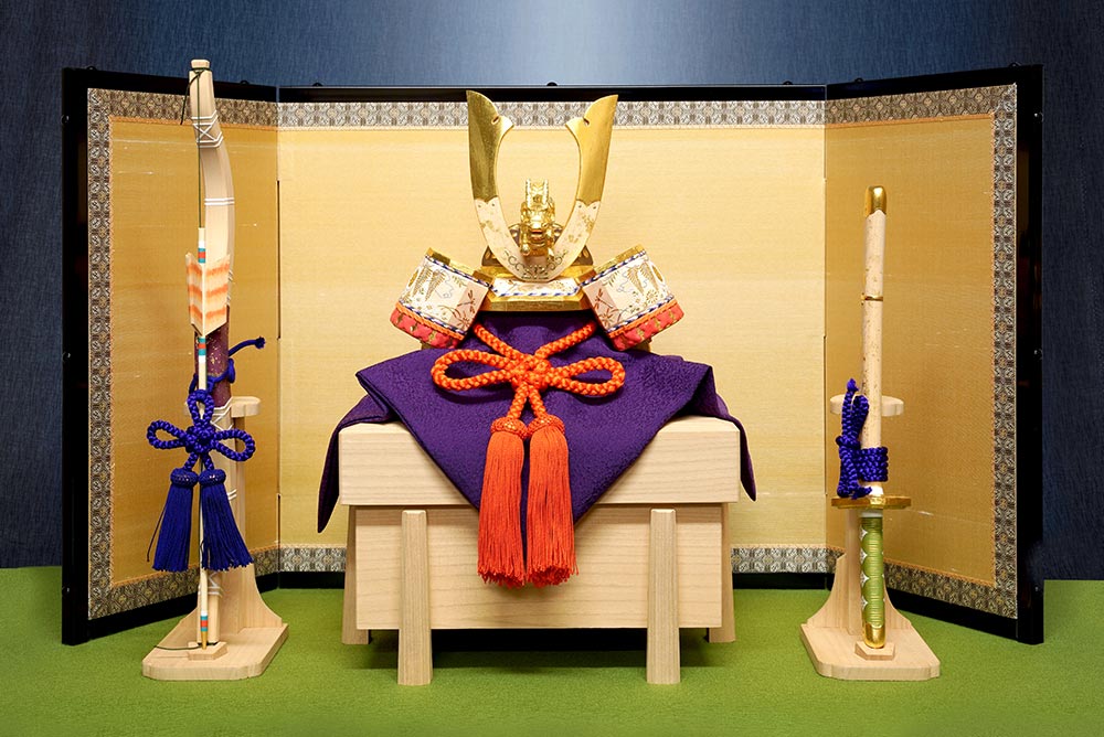 万葉堂 奈良一刀彫・吉岡一泰作 五月人形・兜-特中（木曽檜） 弓・刀