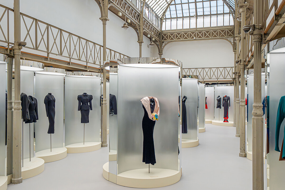 モードファン必見、伝説のアライア2003年コレクションに焦点を当てた