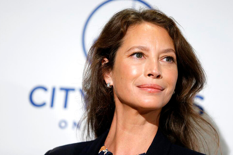 クリスティ・ターリントン、53歳の誕生日をノーメイクでお祝い