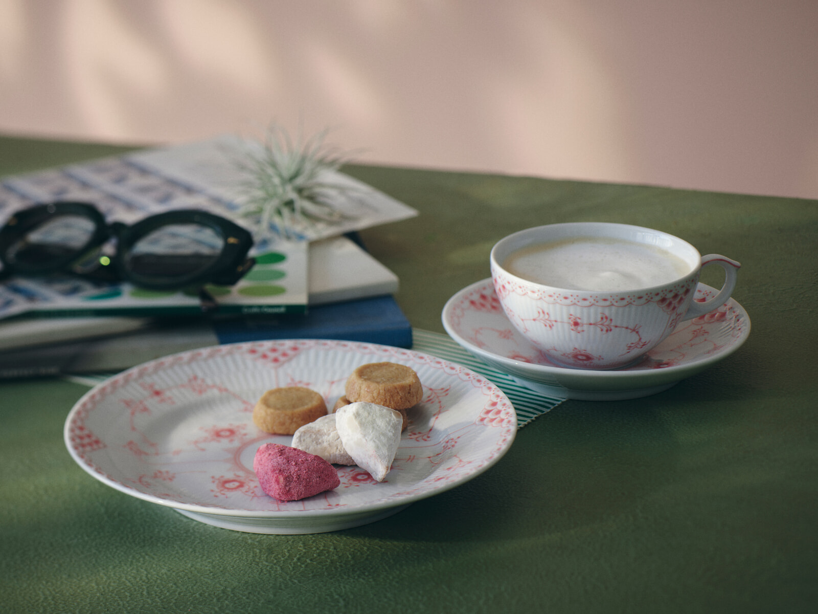 食卓をモダンに彩る、ロイヤル コペンハーゲンの新色とは？｜Lifestyle