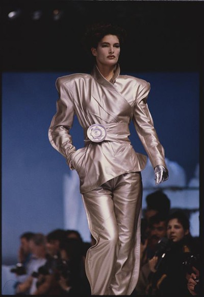 写真で振り返る、ティエリー・ミュグレーのパワフルな25着。｜Fashion