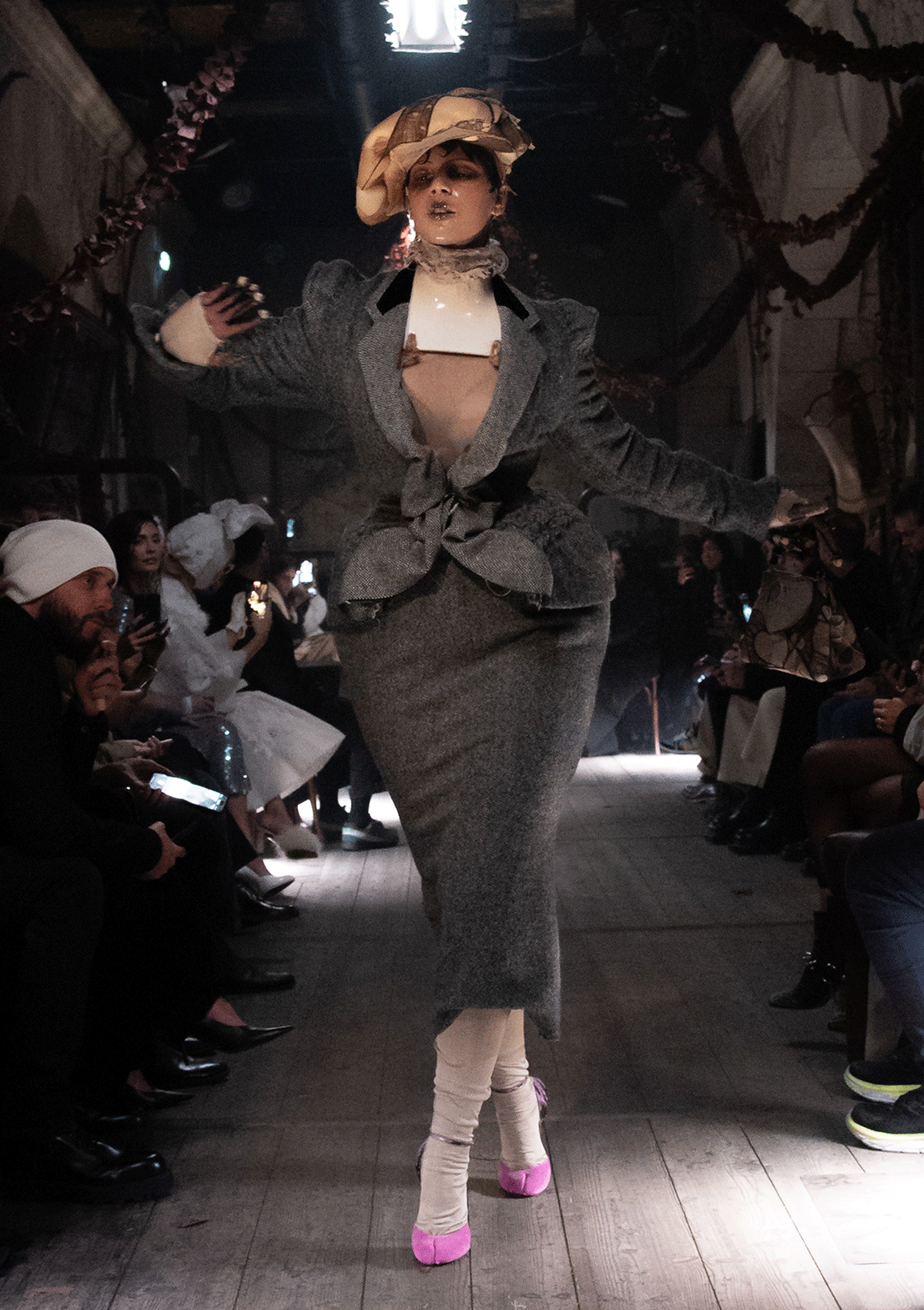 1920年代のブラッスリーを舞台に繰り広げられたメゾン マルジェラの