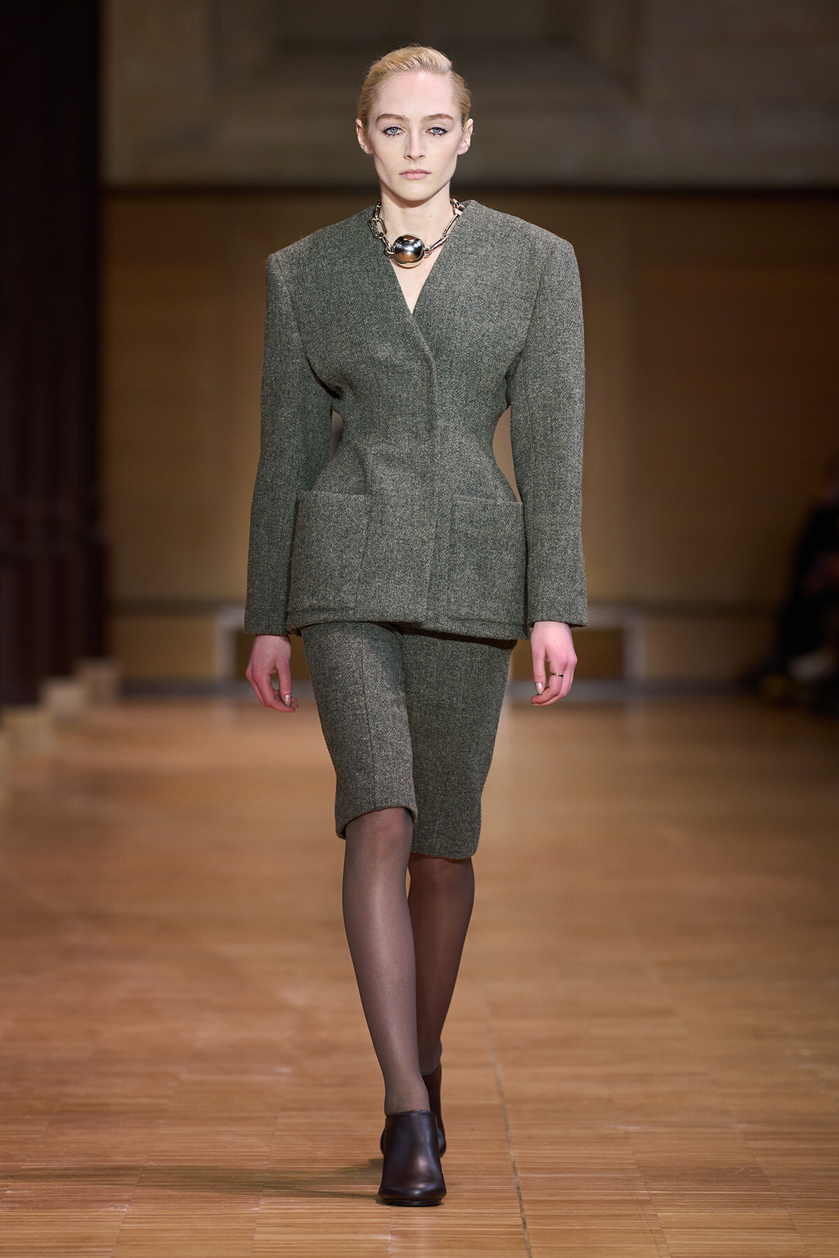 アワーグラスのシルエット美がトレンドに復活！【2025秋冬トレンド