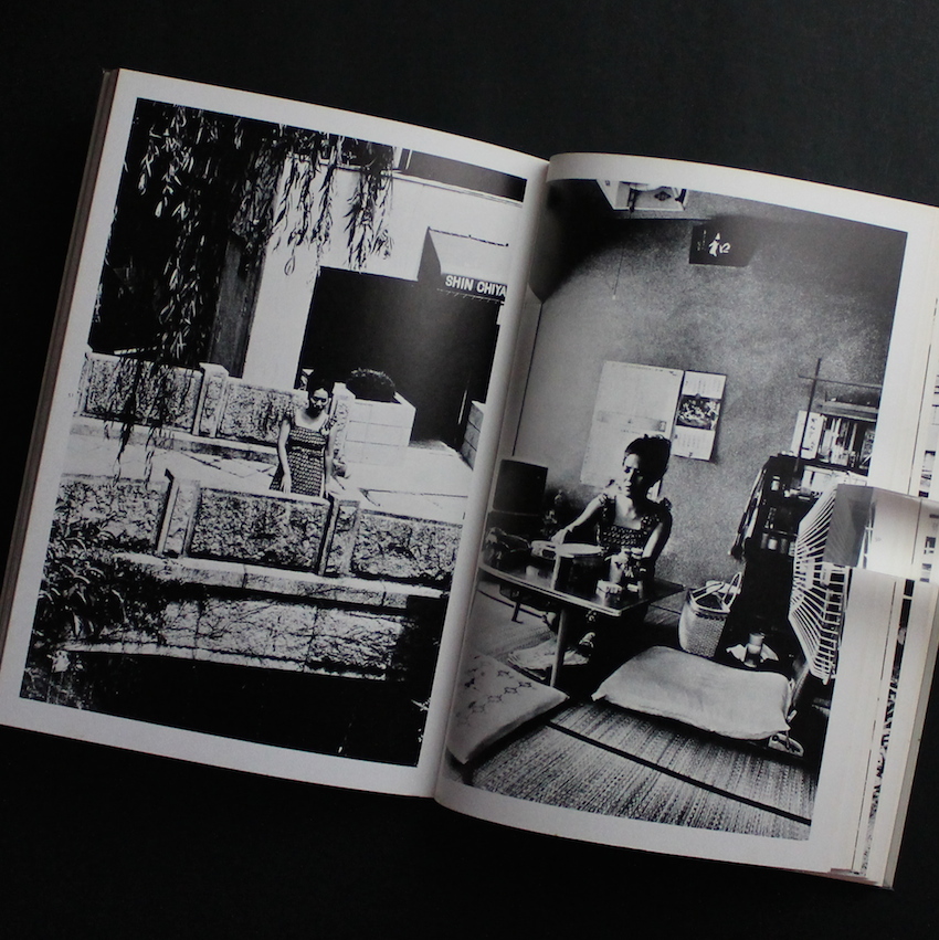 温泉芸者 / Onsen Geisha（Signed） - 平地 勲 / Isao Hirachi