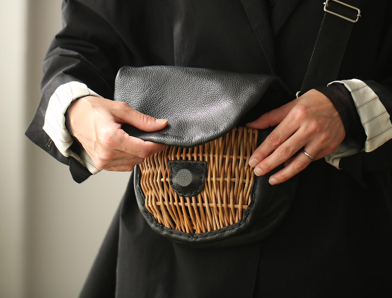 ebagos フニュ シュリンク・ボディバッグS (マロングラッセ） 籐ポケ