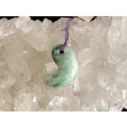 糸魚川産翡翠（ヒスイ）の勾玉（No.95)ろうかんヒスイ3A・アイス