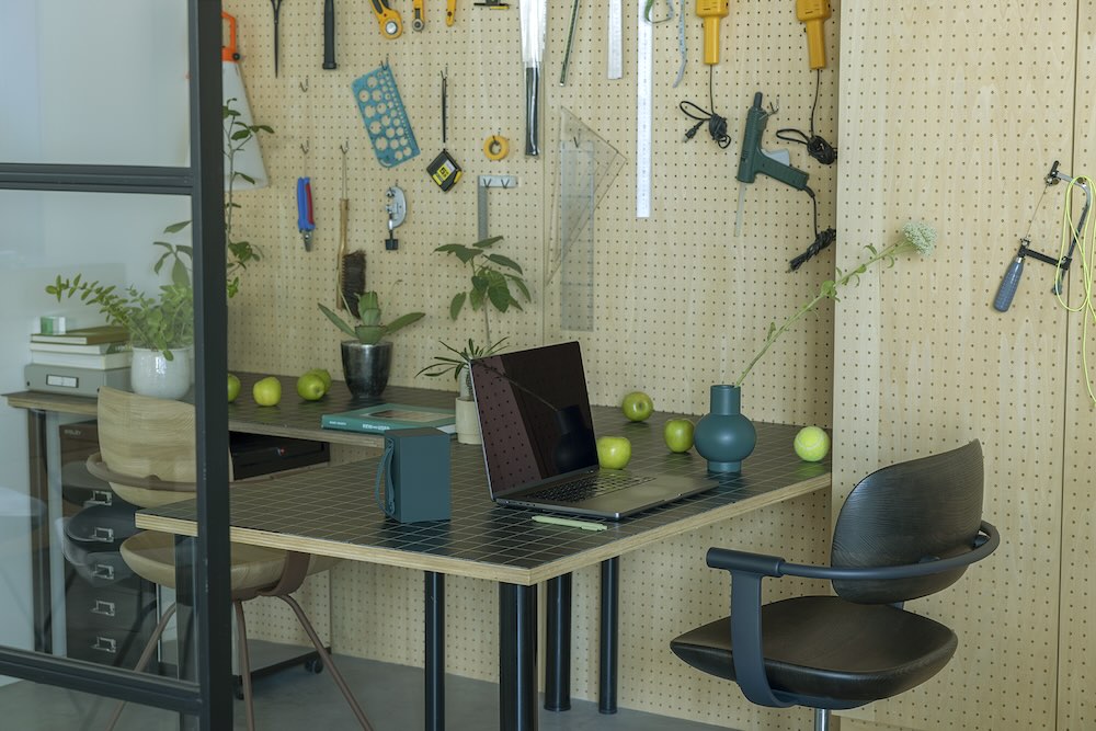 柴田文江氏がデザイン、カリモク家具が木部を製作したイトーキの木質