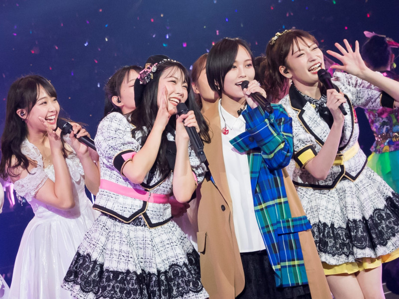 NMB48「10周年記念ライブ」で山本彩ら卒業生が登場! 総勢70人の再集結