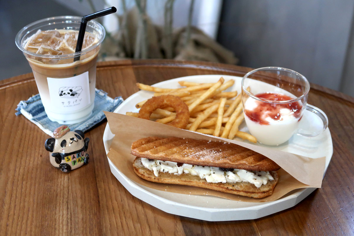 沖縄市「サクパン」ザクッ！おいしい！住宅街のカフェで頬張るパニーニ