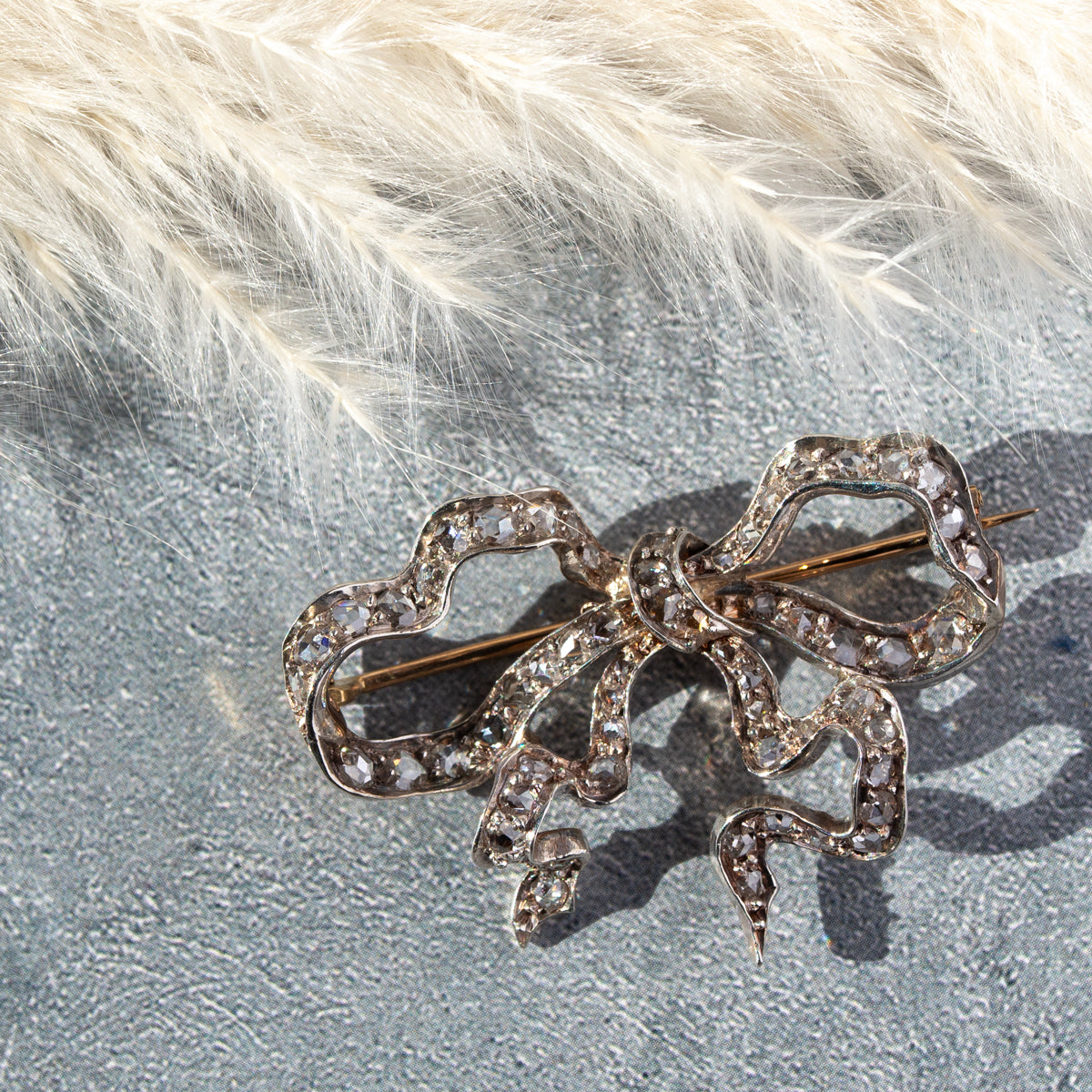 アンティーク ローズカットダイヤモンドのリボンブローチ