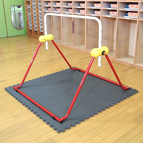 室内 鉄棒、体育体操マット、スケートボードセクション スケボーレール