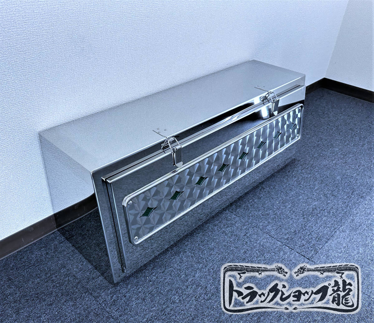 ステンレス製 工具箱 900サイズ 鏡面×鱗柄 丸棒 菱アンドン LEDライト