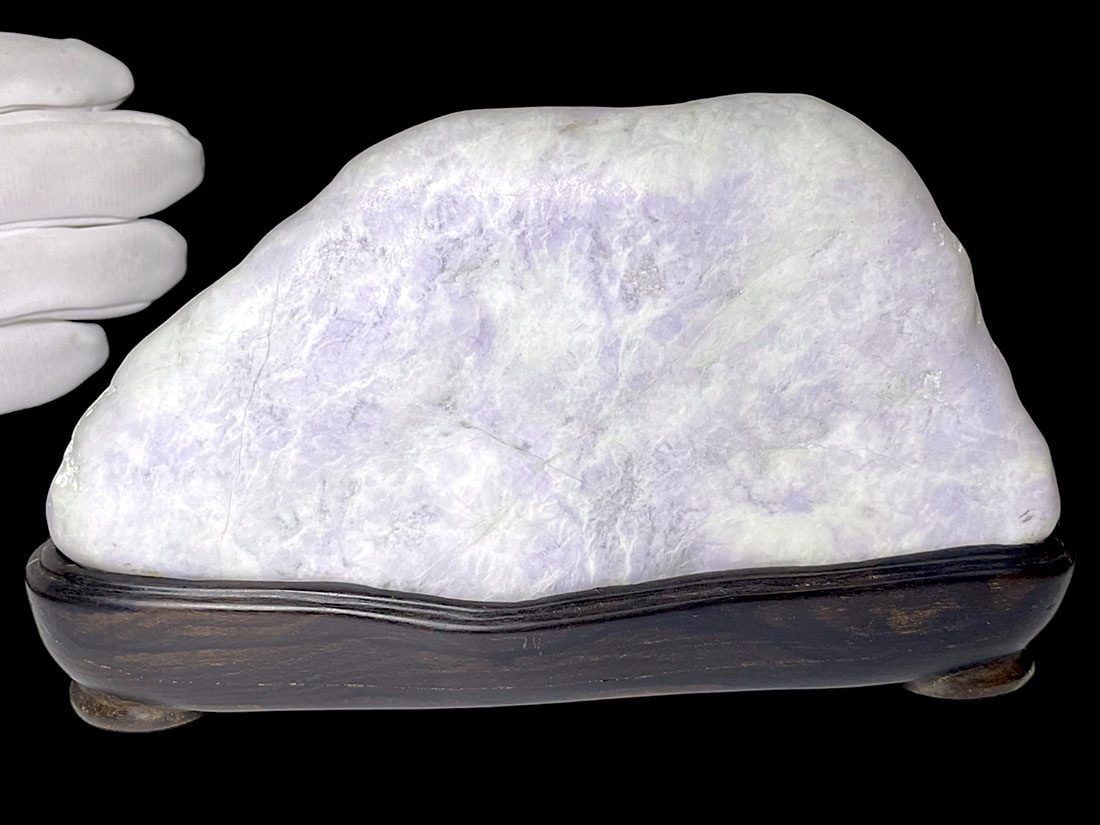 新潟県糸魚川産 ラベンダー翡翠(木製台座付き)