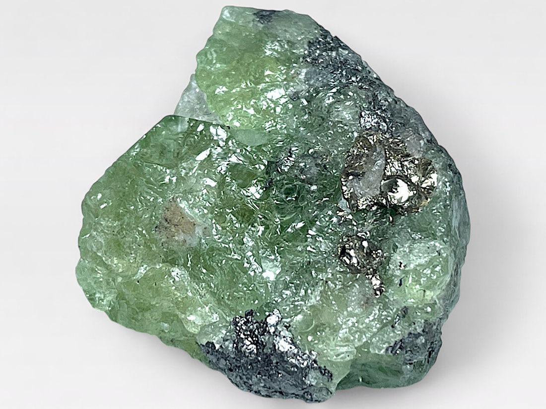 タンザニア産 蛍光ツァボライト ( グリーンガーネット )