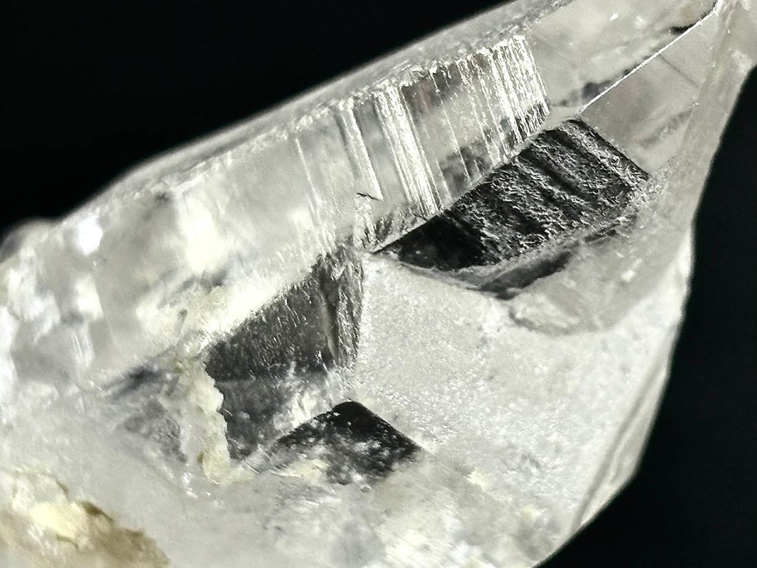 タンザニア産 モンドクォーツ ポイント (貫入水晶)/ Mondo Quartz