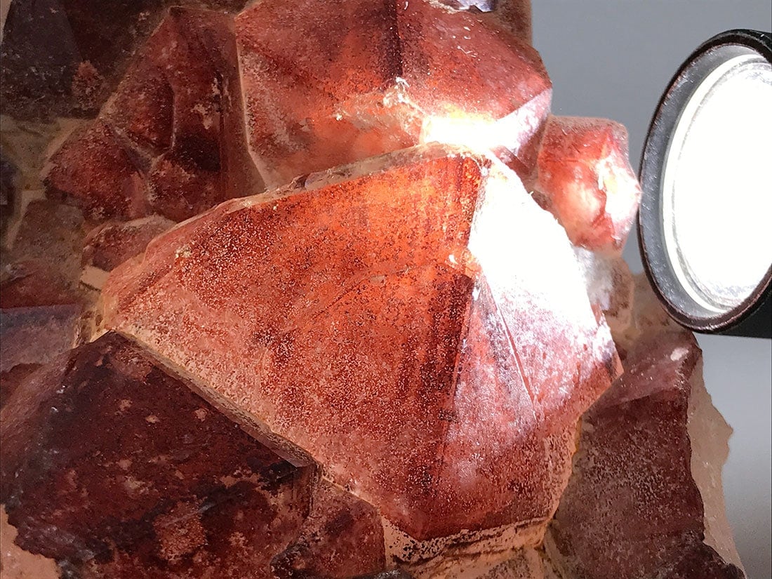 山西省産レッドクォーツクラスター(ヘマタイトインクォーツ)