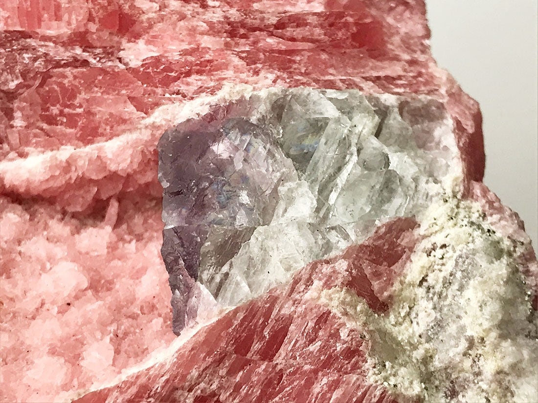 広西チワン族自治区産ロードクロサイト(フローライト共生)