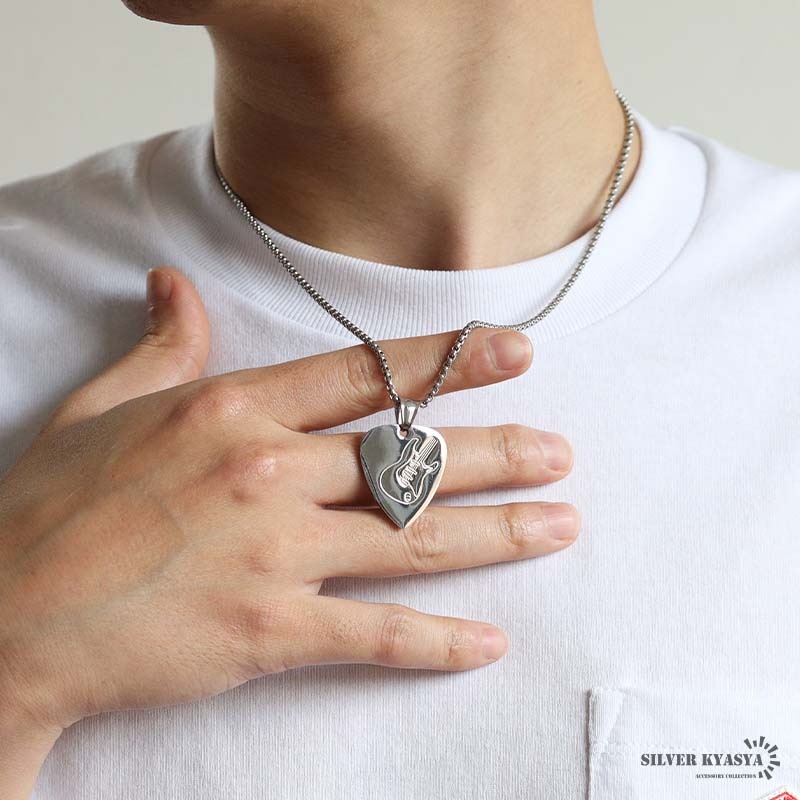 ステンレス ギターピックをモチーフにデザインしたネックレス。 [n314