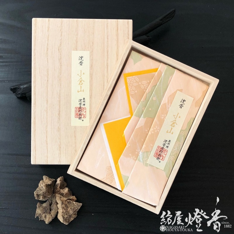 梅栄堂の香木/香原料 『シャム沈香 小倉山【生/原木】』15gたとう紙入