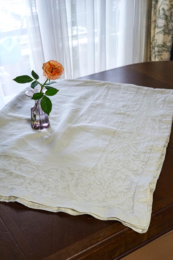 イタリアのドロンワークの芸術/世紀を超えたテーブルリネン165×130cm